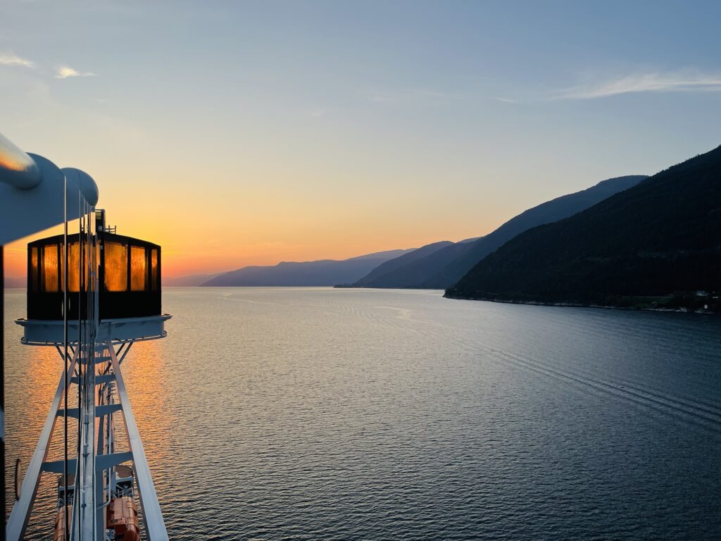 MSC Euribia in een fjord in Noorwegen